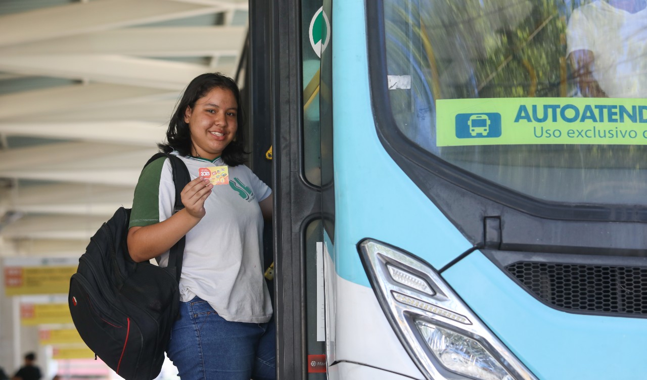 estudante mostrando a carteirinha